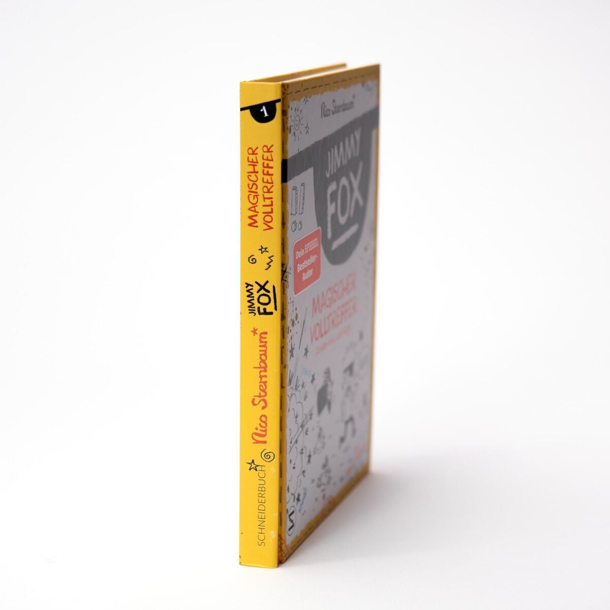 Das Bild zeigt das Buch 'Sternbaum, Nico: Jimmy Fox. Magischer Volltreffer' von Schneiderbuch. Der Buchrücken ist gelb, der Titel ist in Schwarz, Weiß und Rot geschrieben. Man sieht Illustrationen von einem Fuchs und magischen Elementen.
