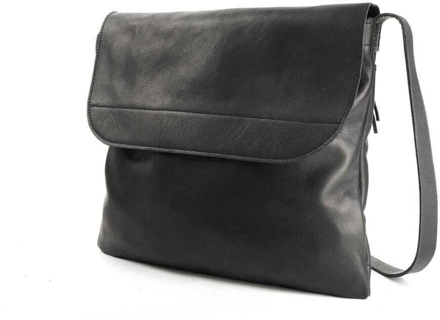 Eine moderne und stilvolle Messengerbag aus hochwertigem schwarzem Leder. Sie hat eine Klappe und einen verstellbaren Schulterriemen. Ideal für Büro und Alltag.