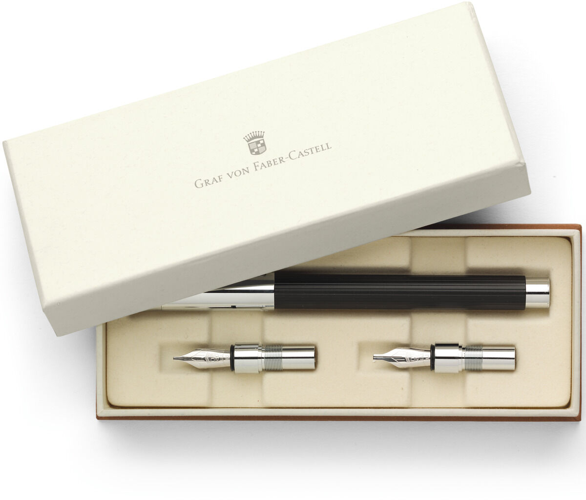 Edles Kalligraphie-Set von Graf von Faber-Castell, bestehend aus einem schwarzen Füllfederhalter mit zwei Ersatzfedern, in einer cremefarbenen Geschenkbox mit Markenlogo und sorgfältiger Einlage.