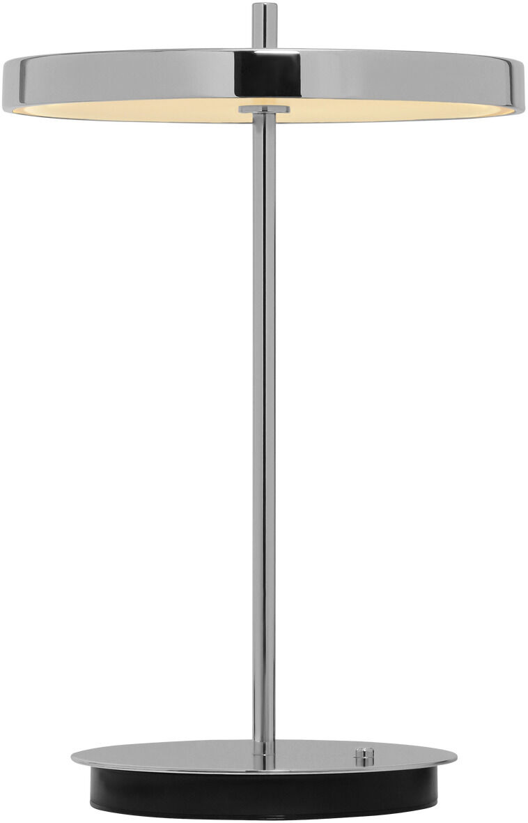 Moderne Tischlampe Asteria Move aus poliertem Stahl mit runder, flacher Lampenschirm und minimalistischem Design auf hellem Hintergrund. Tragbare Designerlampe mit warmweißem Licht, passend für zeitgemäße Wohn- oder Arbeitsräume.