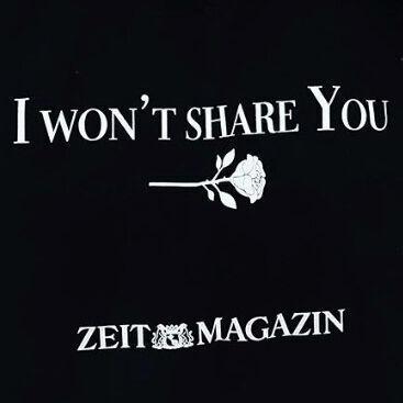 Schwarze Tasche mit weißem Text 'I won’t share You' und einem weißen Blumenmotiv darunter. Unten steht 'ZEITmagazin' in weißer Schrift.