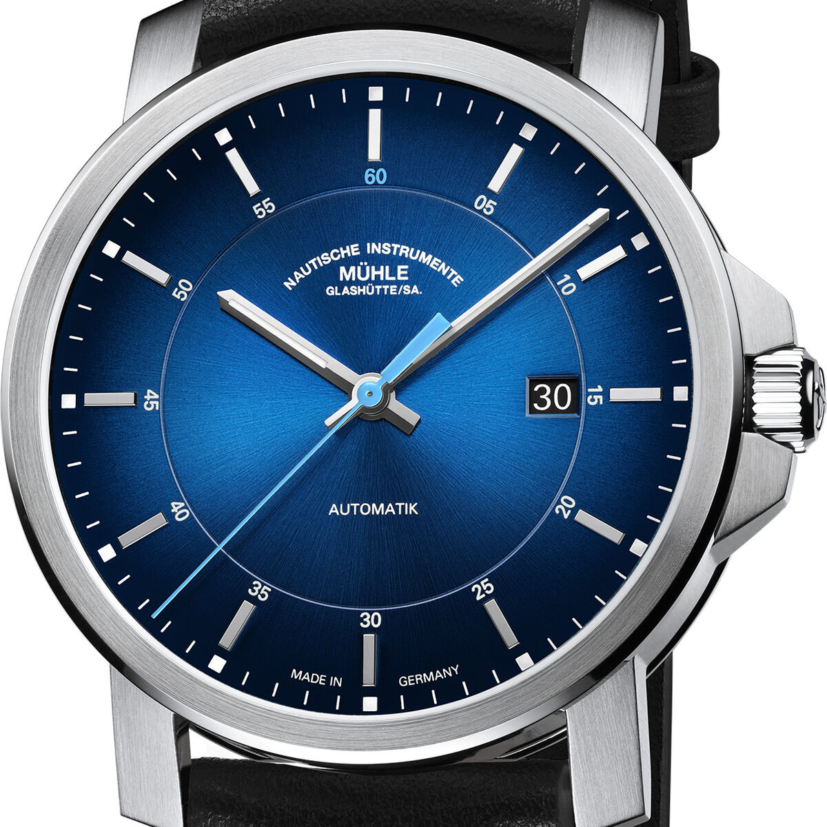 Die ZEIT-Sonderedition Automatikuhr »29er« Casual von Mühle-Glashütte präsentiert sich mit einem blauen Zifferblatt, silberfarbenem Edelstahlgehäuse und schwarzem Leder-Canvas-Armband. Klare Indizes, Datumsanzeige bei drei Uhr, sportlich-elegantes Design, sichtbare Nähte am Armband.