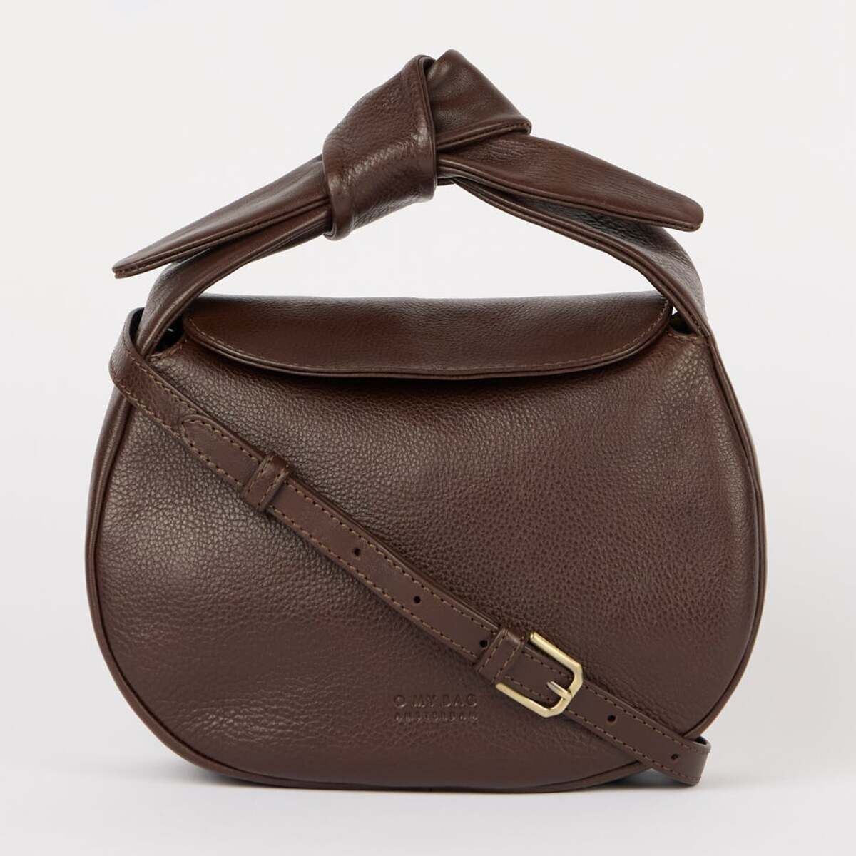 Braune Umhängetasche in Halbmondform mit strukturierter Oberfläche, verstellbarem Schulterriemen und goldfarbener Schnalle, vor neutralem Hintergrund fotografiert.