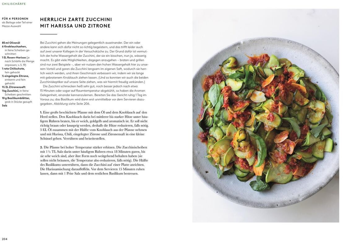 Das Bild zeigt eine Seite aus dem Kochbuch 'Flavour' von Yotam Ottolenghi mit einem Rezept für zarte Zucchini mit Harissa und Zitrone. Auf der rechten Seite ist ein Foto des fertigen Gerichts zu sehen, das aus grünen Zucchini-Stücken mit roten Harissa-Tupfern besteht, angerichtet in einer grauen Schüssel.