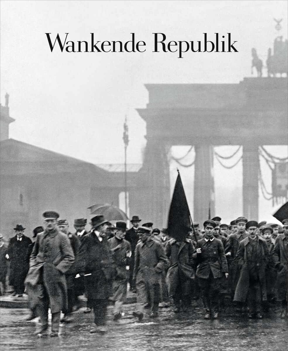Titelbild des ZEIT GESCHICHTE Magazins 4/26 mit dem Titel „Wankende Republik“, historische Schwarzweiß-Fotografie eines Protestmarschs vor dem Brandenburger Tor in Berlin, viele Männer in Mänteln, einige tragen Fahnen, im Hintergrund das berühmte Tor, düster und neblig.