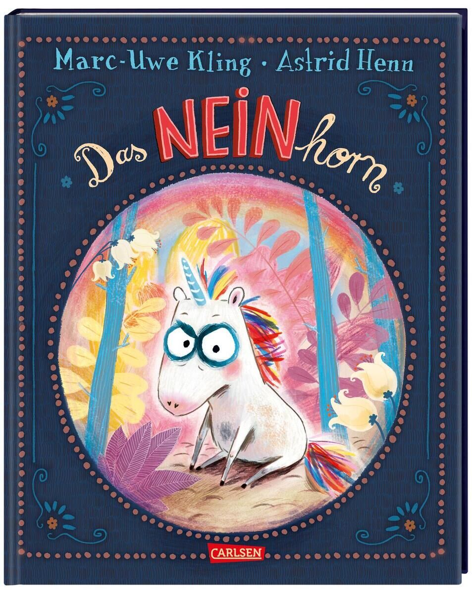 Das Cover des Kinderbuchs 'Das NEINhorn' von Marc-Uwe Kling und Astrid Henn zeigt ein illustriertes, niedliches Einhorn mit buntem Haar, das inmitten eines bunten Waldes sitzt. Der Buchtitel ist in großen, bunten Buchstaben geschrieben.