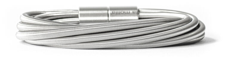 Ein stilvolles Armband aus Silber mit einem modernen Twist-Design. Das minimalistische und elegante Accessoire eignet sich für verschiedene Anlässe und ist sowohl für Damen als auch für Herren geeignet.