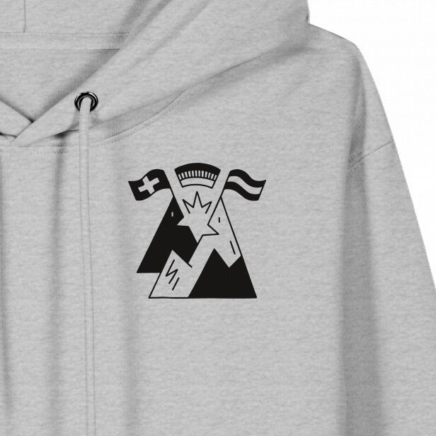 Hellgrauer Hoodie mit minimalistischer Grafik auf der linken Brustseite. Die Grafik zeigt stilisierte Berge, gekreuzte Flaggen der Schweiz und Deutschlands sowie einen Stern in der Mitte. Das Motiv symbolisiert die Verbundenheit zwischen Deutschland, Österreich und der Schweiz.