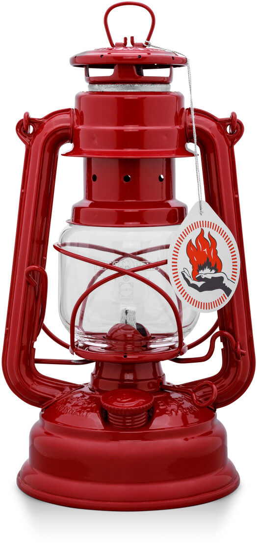 Eine rote Sturmlaterne aus Stahl mit einem durchsichtigen Glaseinsatz. Das Design ist Vintage-inspiriert und erinnert an klassische Laternen. Geeignet für Outdoor-Aktivitäten und Dekorationszwecke.