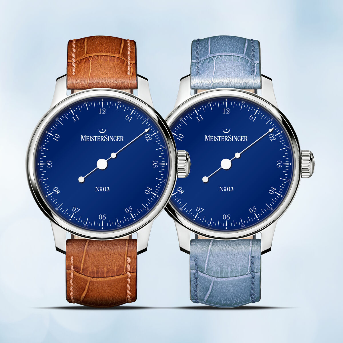 Zwei MeisterSinger ZEIT-Sonderedition Automatikuhr »N°03« (2026) mit tiefblauem Zifferblatt und silbernem Gehäuse. Links ein braunes Lederarmband, rechts ein hellblaues Lederarmband. Beide Uhren zeigen ein minimalistisches Einzeiger-Design.