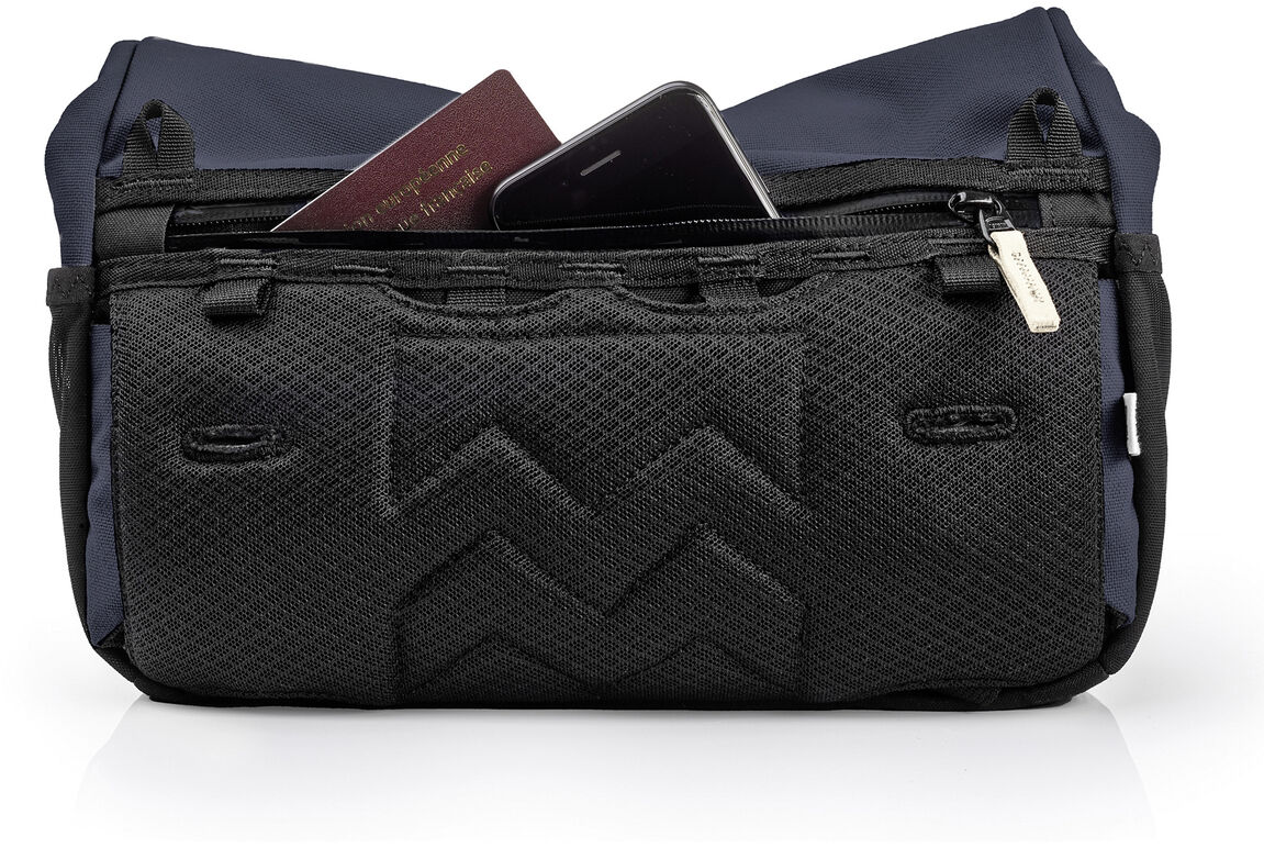 Eine Lenkertasche namens »Piha« in Schwarz und Blau. Sie hat einen Reißverschluss und bietet Stauraum für Gegenstände wie Reisepässe und Mobiltelefone. Die Tasche ist wasserdicht und besonders für Outdoor-Aktivitäten geeignet.