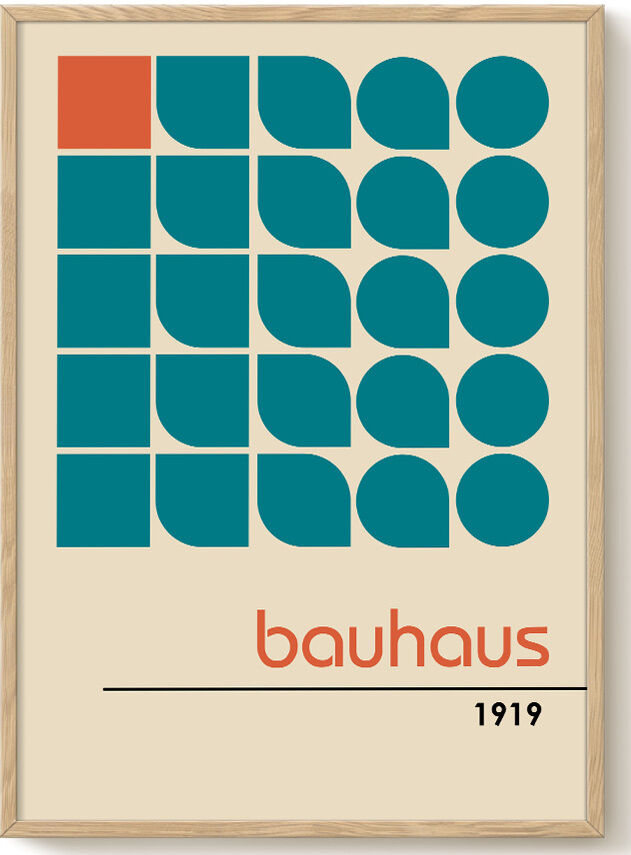 Plakat im Rahmen mit dem Titel 'Transform Ausstellung 1923'. Es zeigt eine abstrakte Komposition aus Blöcken von Türkis und einem einzelnen orangefarbenen Quadrat, unterzeichnet mit dem Wort 'bauhaus' und der Jahreszahl 1919.