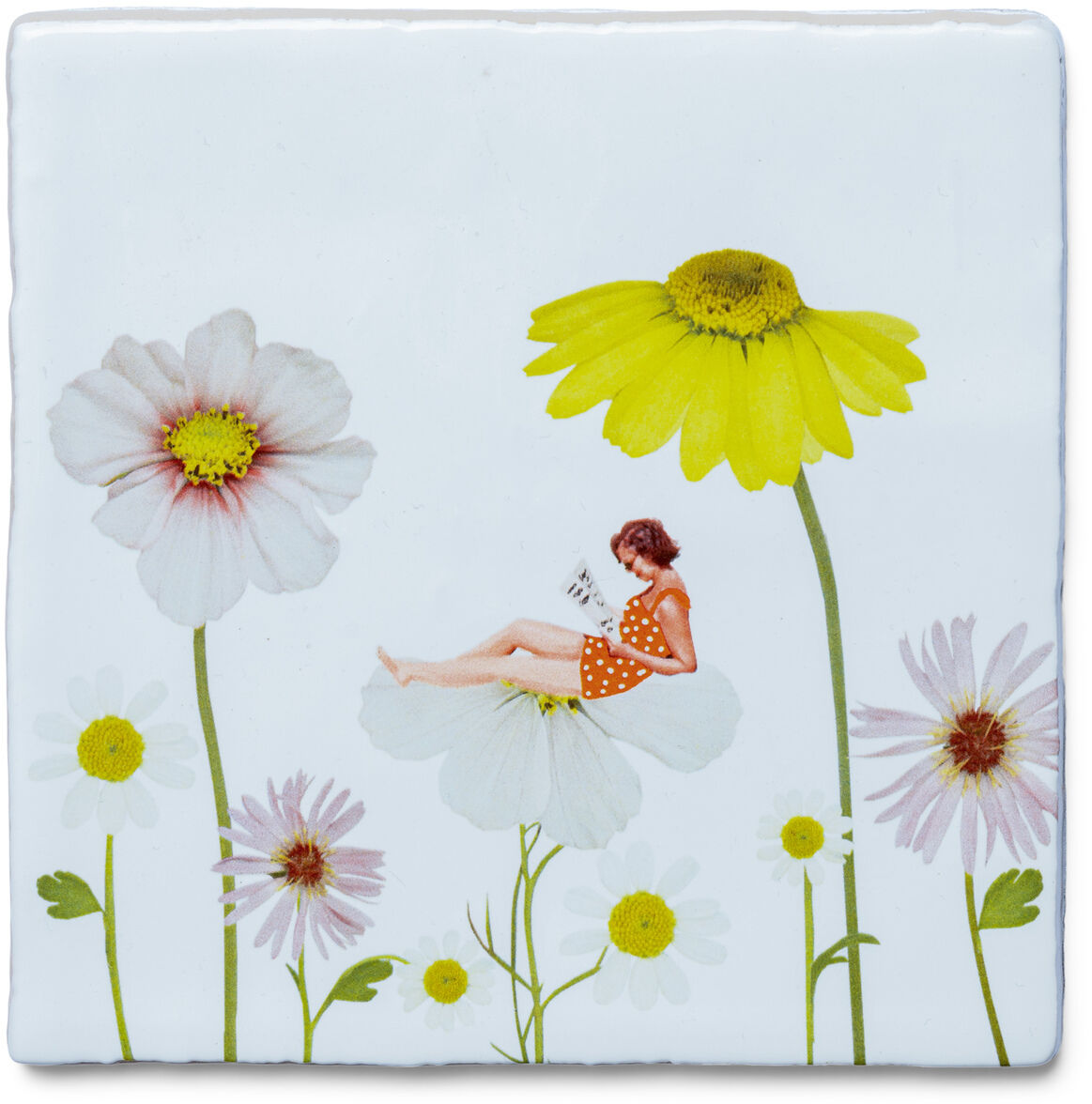 Keramikfliese mit dem Motiv 'Blumenmeer', das verschiedene Blüten in Gelb, Weiß und Rosa zeigt. Eine Miniaturfigur einer Frau, die auf einer Blume sitzt und liest, ist ebenfalls zu sehen. Ideal für Dekoration und kreative Wohnideen.
