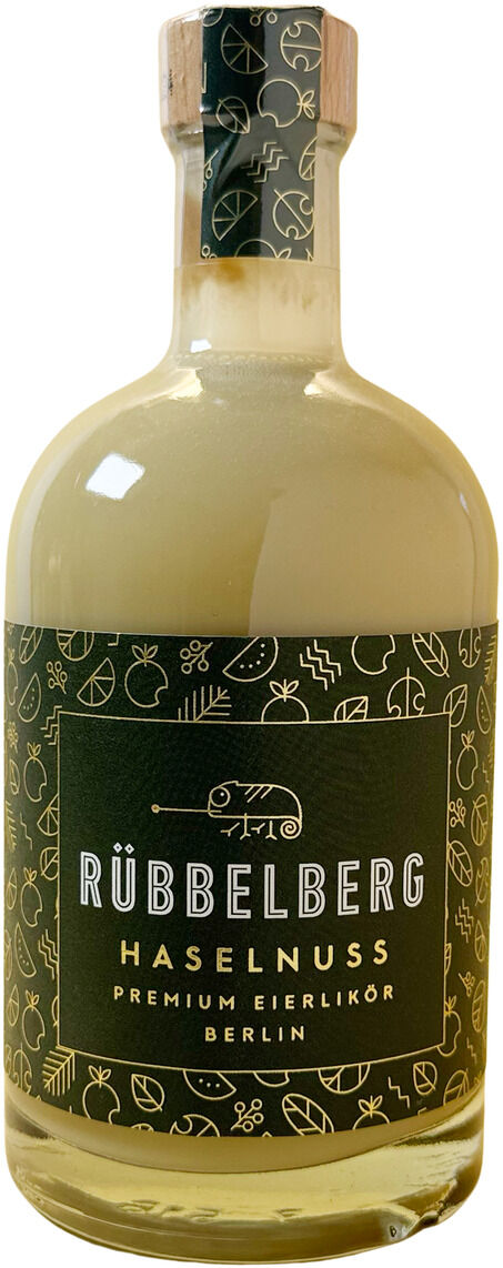 Eine hochwertige Glasflasche mit cremig-beigem Premium Eierlikör Haselnuss von Rübelberg aus Berlin. Die Flasche hat ein dunkelgrünes Etikett mit goldenen Elementen und Aufschrift. Das Produkt steht vor weißem Hintergrund und wirkt edel und ansprechend.