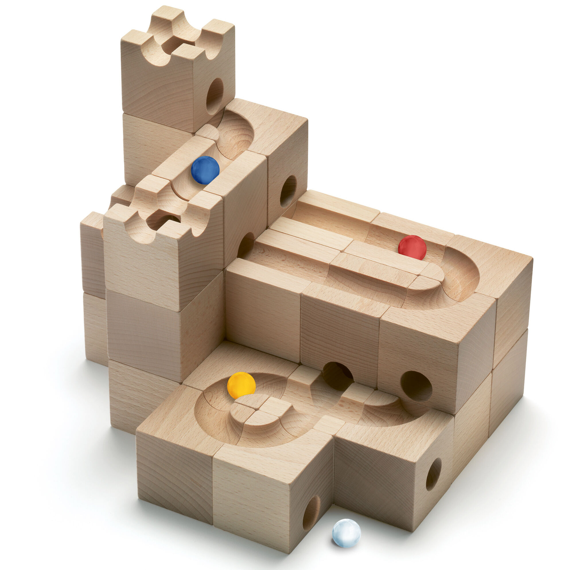 Das Bild zeigt das Cuboro Kugelbahn Starter-Set STANDARD mit 32 naturbelassenen Holzelementen. Aufgebaut sind mehrere Holzwürfel mit eingelassenen Kugelbahnen, durch die bunte Kugeln (gelb, blau, rot, weiß) rollen. Das Design ist zeitlos und hochwertig verarbeitet.