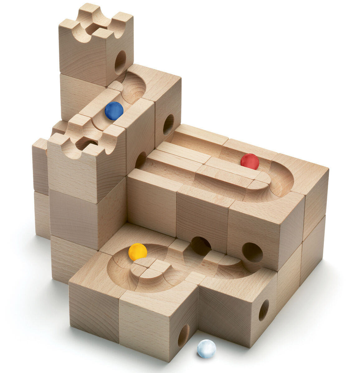 Das Bild zeigt das Cuboro Kugelbahn Starter-Set STANDARD mit 32 naturbelassenen Holzelementen. Aufgebaut sind mehrere Holzwürfel mit eingelassenen Kugelbahnen, durch die bunte Kugeln (gelb, blau, rot, weiß) rollen. Das Design ist zeitlos und hochwertig verarbeitet.