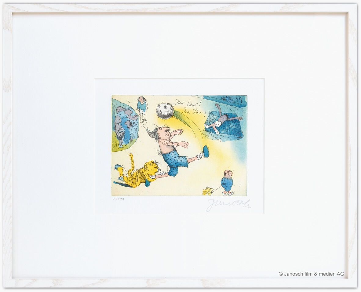 Ein Kunstwerk von Janosch mit dem Titel »Ins Tor, Ins Tor«, 2021. Das Bild zeigt eine lebendige Szene aus einem Fußballspiel mit einem Jungen und einem Tiger, die in einer kindgerechten, humorvollen Weise dargestellt sind. Die Illustration ist in einem weißen Rahmen montiert und enthält hauptsächlich Blau-, Gelb- und Weißtöne.