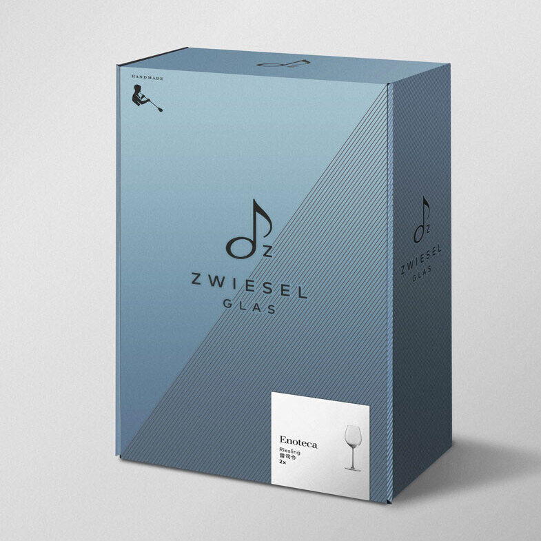 Das Produktbild zeigt ein 2er-Set Weißweingläser der Marke »Zwiesel Glas« in der Serie »Enoteca«. Die Gläser befinden sich in einer stilvollen, blauen Verpackung mit silbernen Akzenten und dem Logo der Marke.