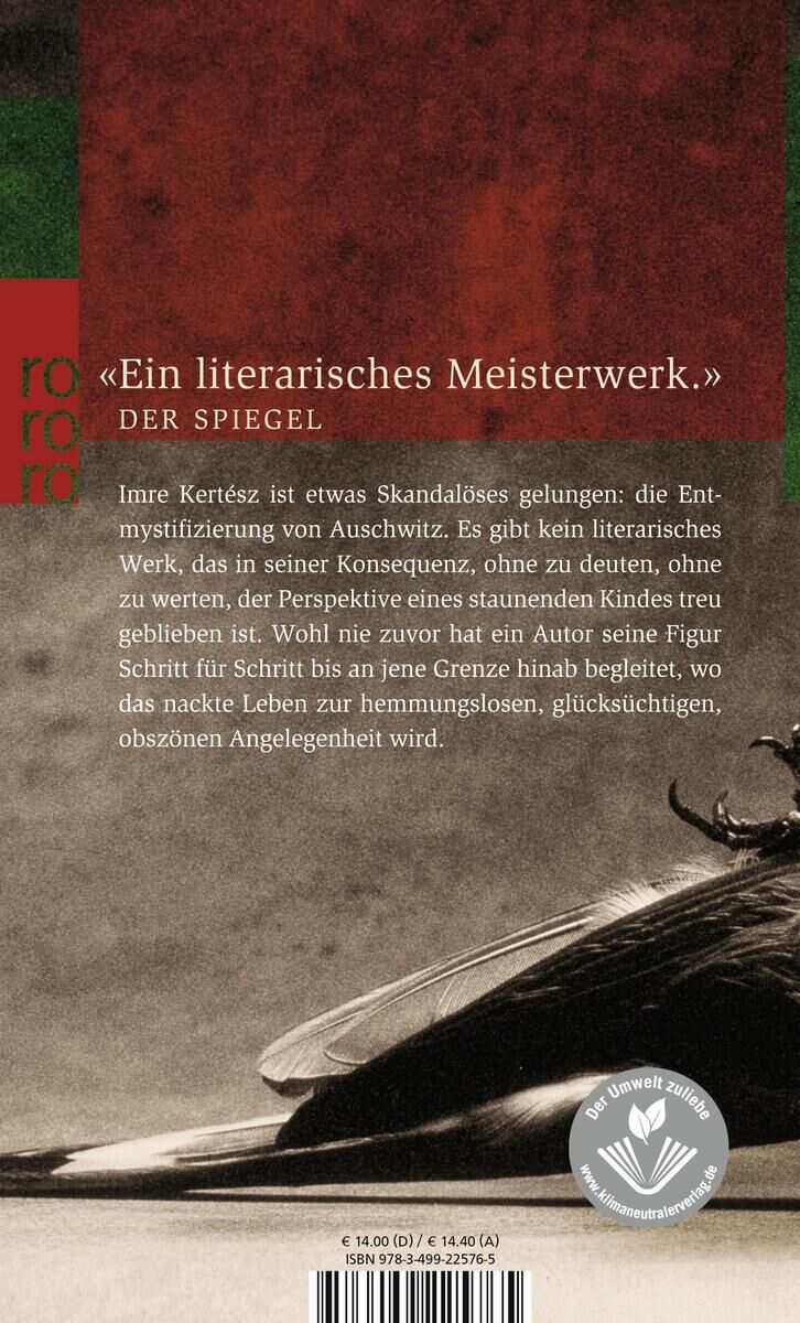 Das Bild zeigt die Rückseite des Buches 'Roman eines Schicksallosen' von Imre Kertész. Das Cover hat einen beigen Hintergrund mit einem Bild eines Koffers im Vordergrund. Der Titel sowie ein Zitat von 'Der Spiegel' sind abgedruckt. Ein 'Rohwolt'-Logo ist zu sehen. Die Farben beige, schwarz, rot und grün sind prominent vertreten.