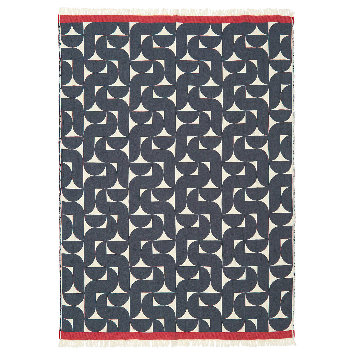 Die Baumwolldecke »Stockholm« der Marke Eagle Products liegt gefaltet auf einer hellen Oberfläche. Ihr skandinavisches Design zeigt dezente graue und cremefarbene Streifen. Die Textur wirkt weich und hochwertig, mit fein gearbeiteter Struktur und Fransen am Rand.