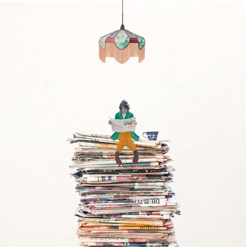 Illustration einer Keramikfliese 'DIE ZEIT' mit einem Mann, der auf einem hohen Stapel Zeitungen sitzt und liest, unter einer Lampe, die von der Decke hängt.