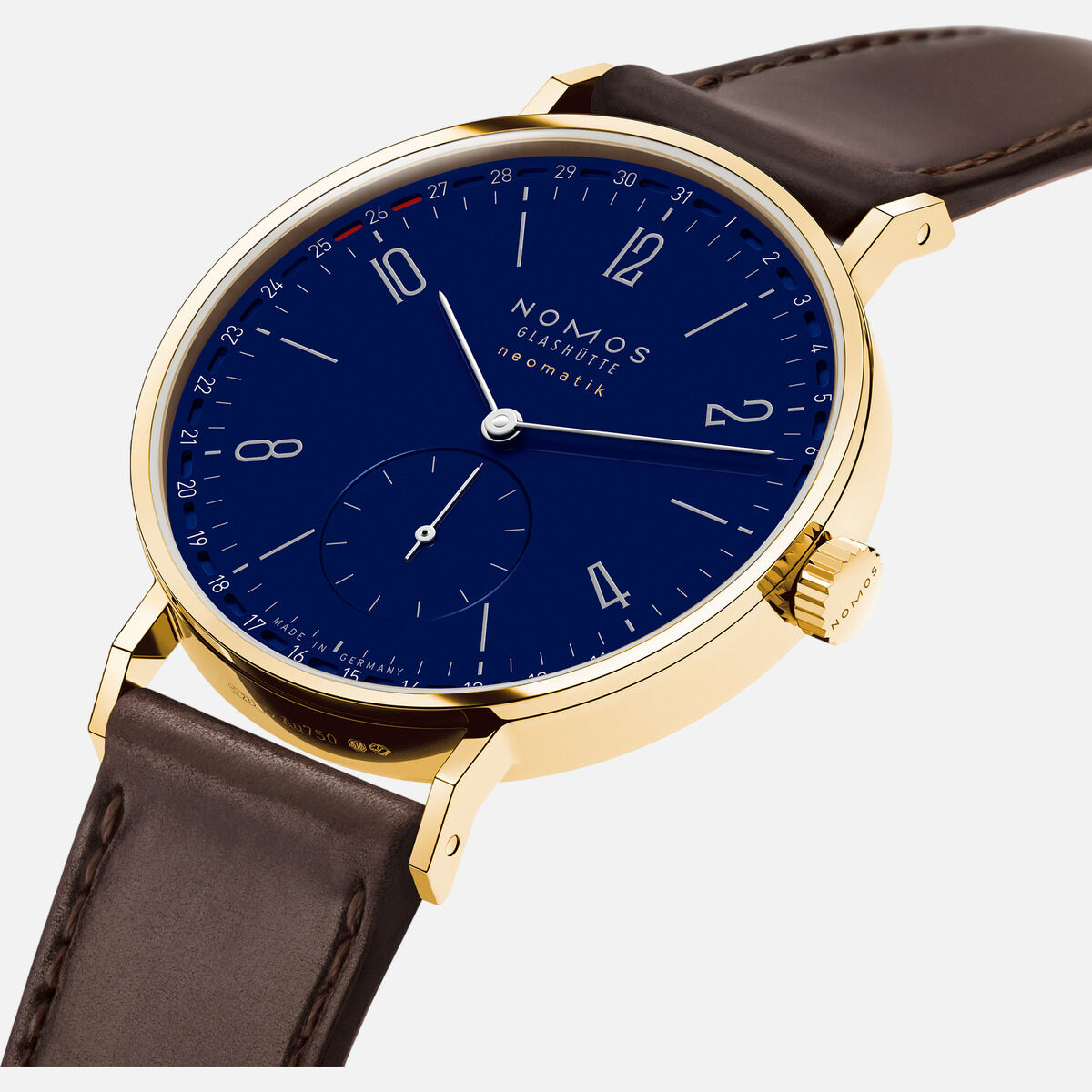 ZEIT-Sonderedition NOMOS Tangente Gold neomatik 38 Update: Elegante Uhr mit rundem Gehäuse aus 18-karätigem Gold, dunkelblaues, emaillelackiertes Zifferblatt, silberne Zahlen, rote Datumsmarkierungen, rhodinierte Zeiger, braunes Lederarmband, flaches, modernes Design.