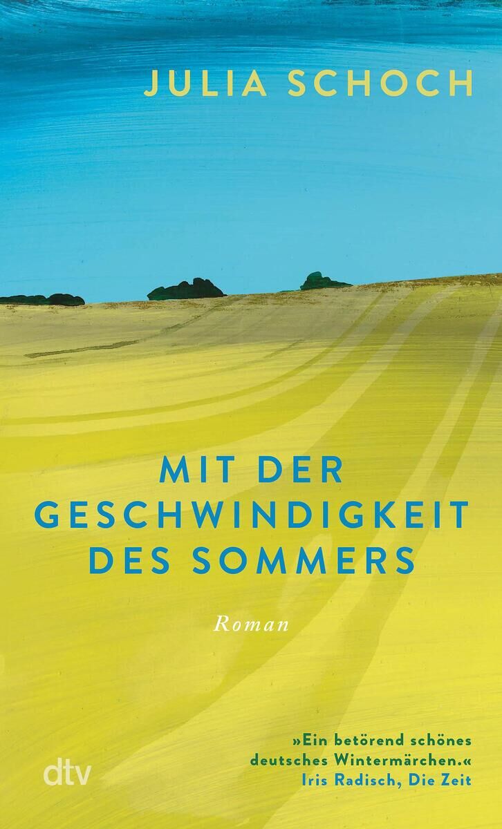 Buchcover des Romans 'Mit der Geschwindigkeit des Sommers' von Julia Schoch. Das Cover zeigt eine weitläufige gelbe Landschaft mit grünen Feldern im Vordergrund und einem blauen Himmel. Der Titel und der Name der Autorin sind in blauer Schrift zu sehen.