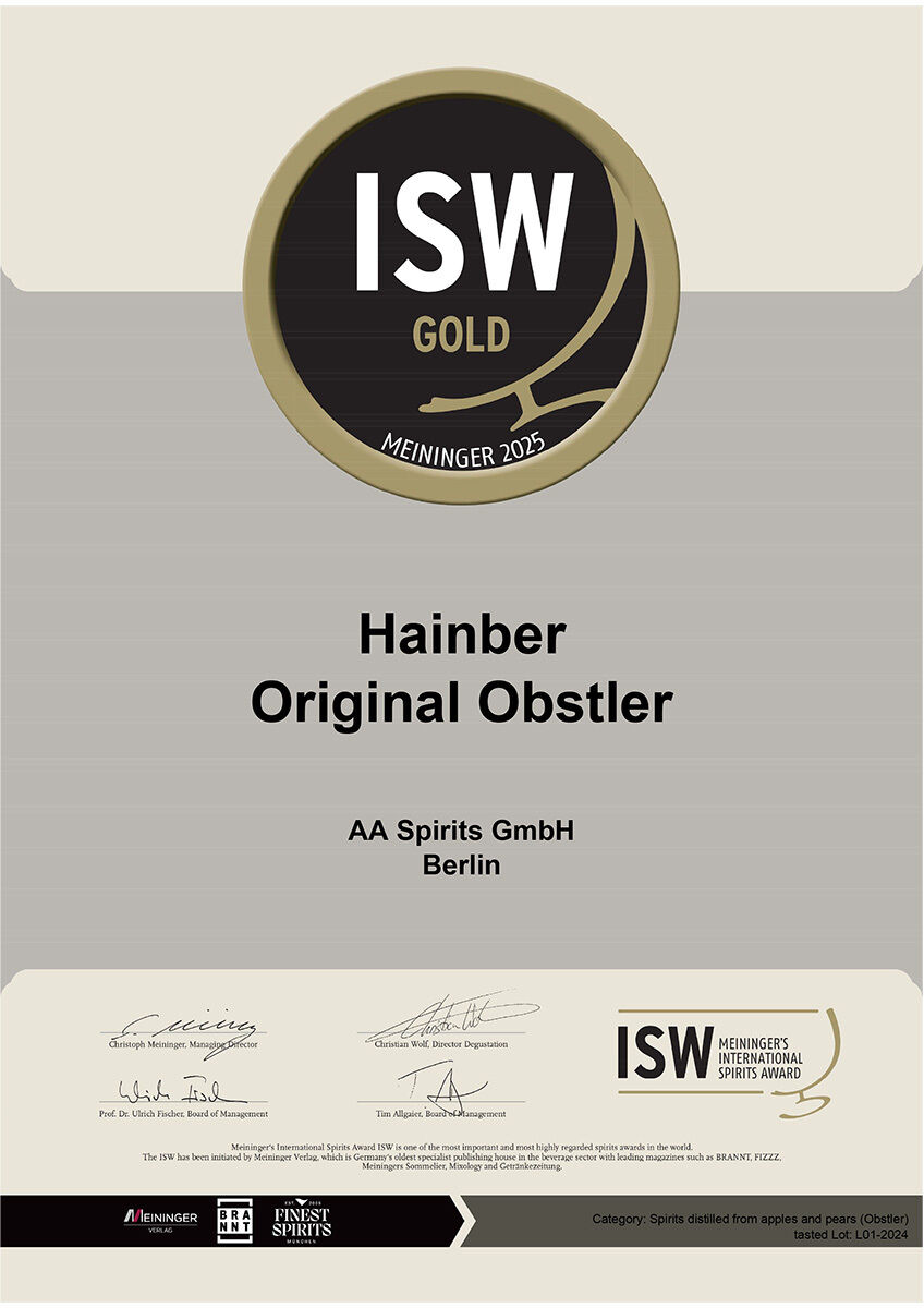 Urkunde mit großem ISW Gold-Siegel für den HAINBER Original Obstler von AA Spirits GmbH, Berlin. Zentrale Schrift in Schwarz, goldener Kreis oben, cremefarben-grauer Hintergrund, Signaturen und Logos unten. Hochwertige, offizielle Auszeichnungsoptik.