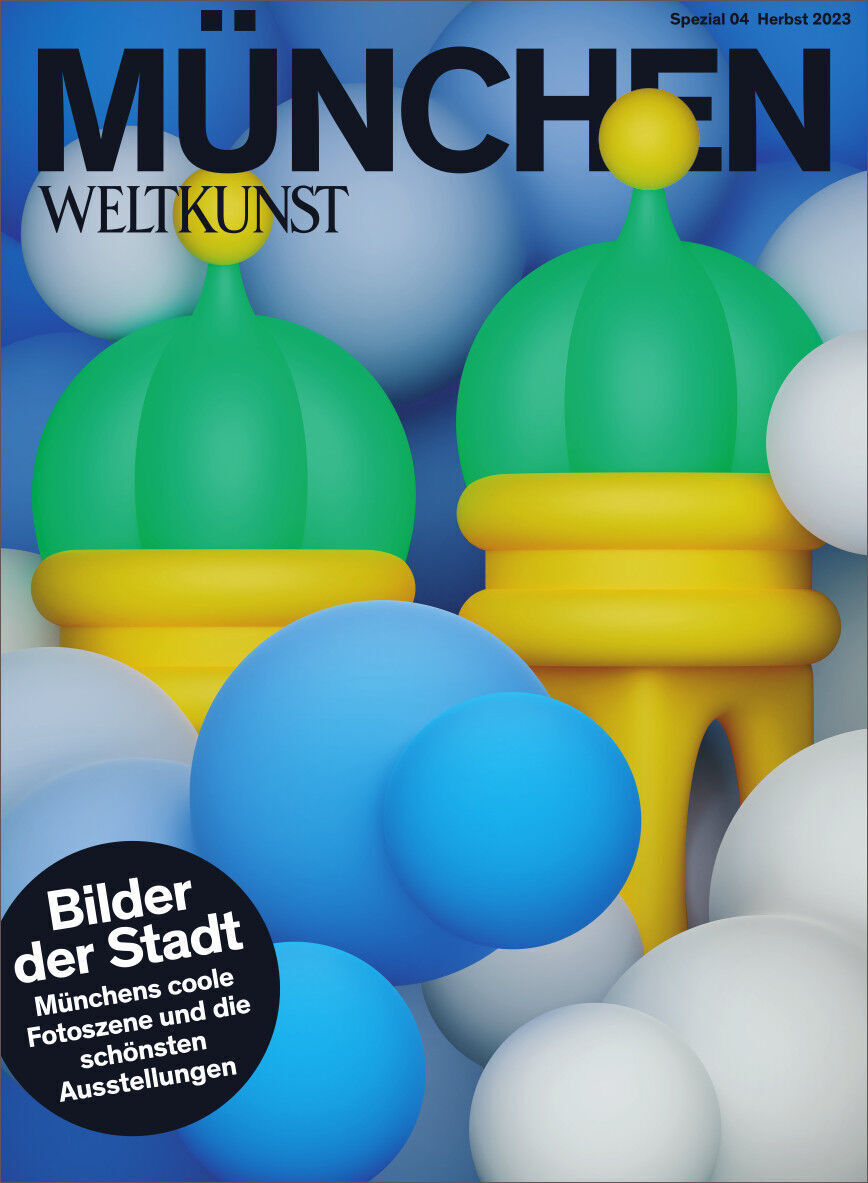 Das Cover des Magazins 'WELTKUNST 219/23 Sonderheft München' zeigt zwei grüne Kuppeln auf gelben Basen, umgeben von blauen und weißen Kugeln, mit einem schwarzen Kreis auf der linken Seite mit weißem Text und dem Schriftzug 'MÜNCHEN' in Schwarz oben.