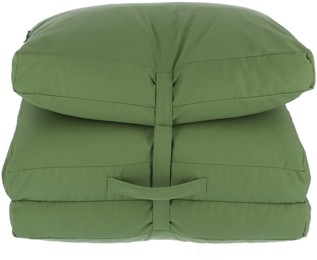 Eine grüne Gartenmatratze »Sheffield« aus Stoff, kompakt zusammengefaltet mit Tragegriff.