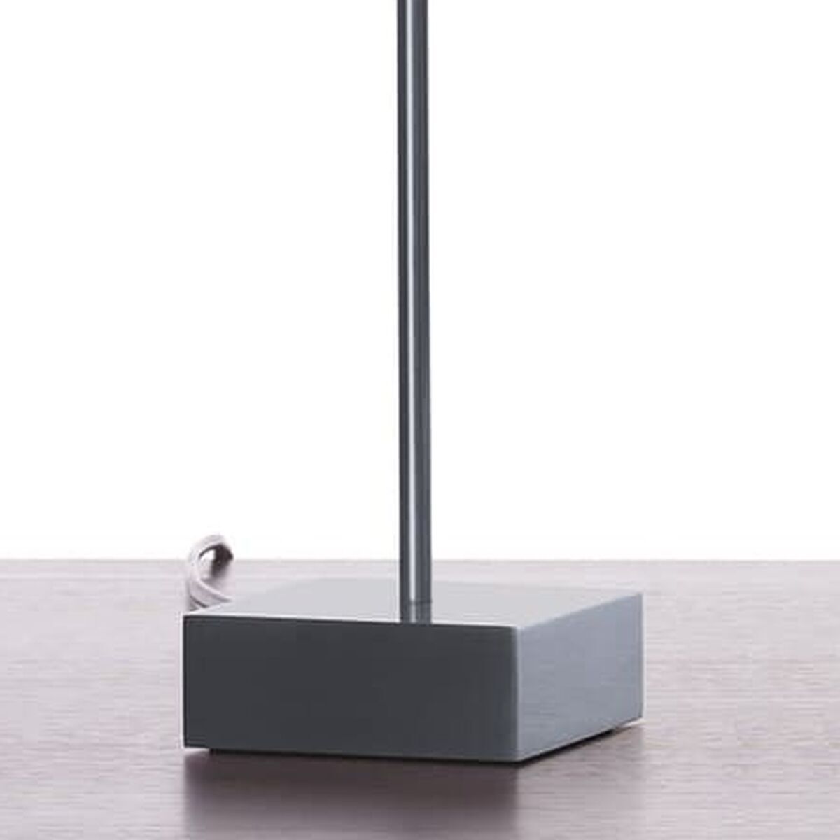 Zeit-Sonderedition Tischlampe »ANTA Cut« mit schmalem, silbernem Metallfuß und rechteckiger Basis. Die Lampe hat einen weißen Stoffschirm, der sanftes Licht abstrahlt. Geeignet für moderne Innenräume.