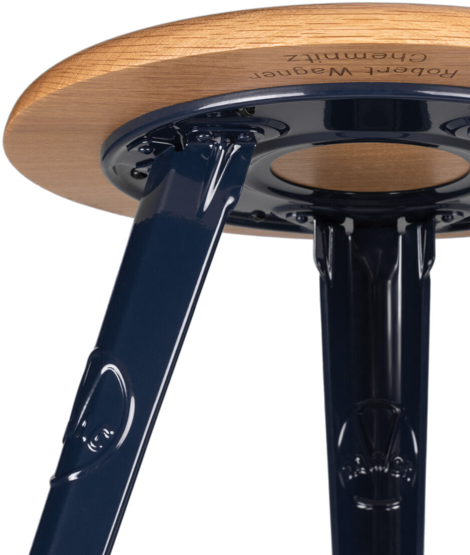 Ein stilvoller Rowac-Schemel der ZEIT-Sonderedition in der Farbe »Blue Moon«. Der Stuhl hat eine runde Holzsitzfläche und blaue Metallbeine. Das minimalistische Design und die hochwertige Verarbeitung machen ihn zu einem exklusiven Designerstück.