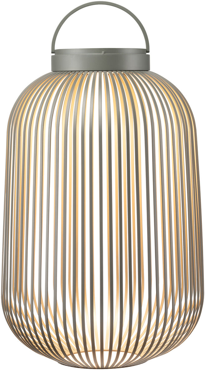 Die Mobile LED Leuchte LITO Größe L ist eine tragbare, moderne Lampe mit einem minimalistischen Design. Sie zeigt eine zylindrische Form mit vertikalen Streben und einem robusten Griff oben. Die Lampe strahlt warmweißes Licht aus, ideal für Garten, Terrasse oder Balkon.