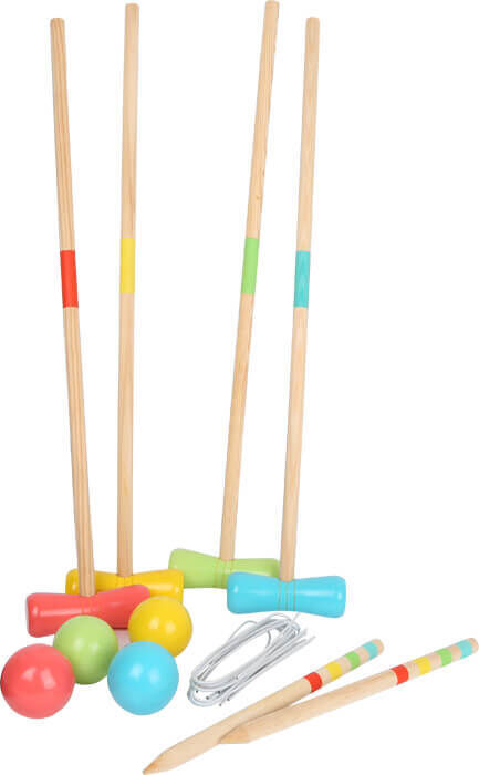Ein Krocket-Set mit vier Holzschlägern in natürlicher Holzfarbe und bunten Griffen, Kugeln in Blau, Grün, Gelb und Rot sowie Zubehör, das aufrecht steht.