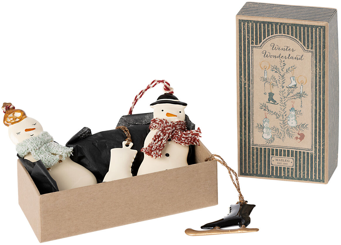 Ein Set von Weihnachtsanhängern namens 'Winter Wunderland', bestehend aus zwei Schneemännern mit Winterkleidung, verpackt in einer braunen Geschenkschachtel.