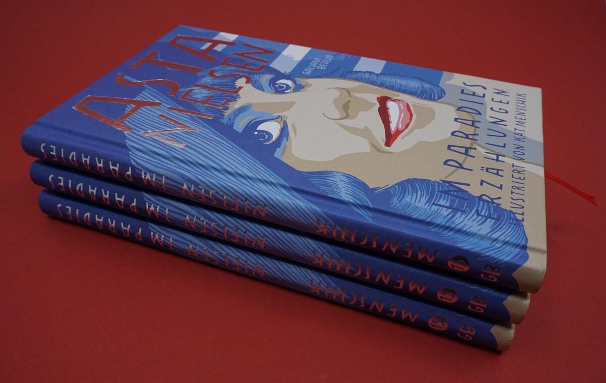 Stapel von vier Büchern mit dem Titel 'Nielsen, Asta: Im Paradies' auf rotbraunem Hintergrund. Die Buchcover sind blau mit einem illustrierten Porträt einer Frau.
