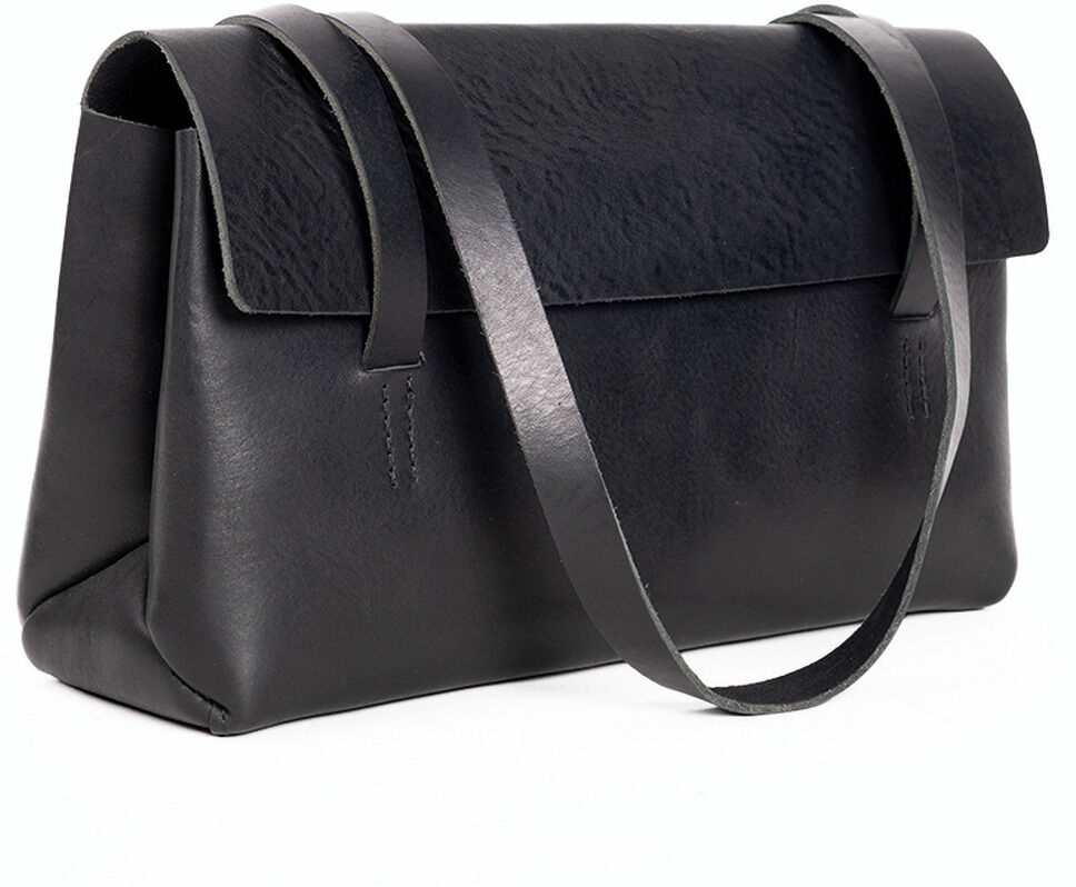 Schwarze Schultertasche aus Kern- bzw. Sattlerleder von Harold's Lederwaren. Rechteckige Form, glattes Leder, große Klappe und zwei breite Schulterriemen. Hochwertig verarbeitet, minimalistisches Design, geeignet für Alltag, Büro oder Freizeit. Maße ca. 31x18x11 cm.