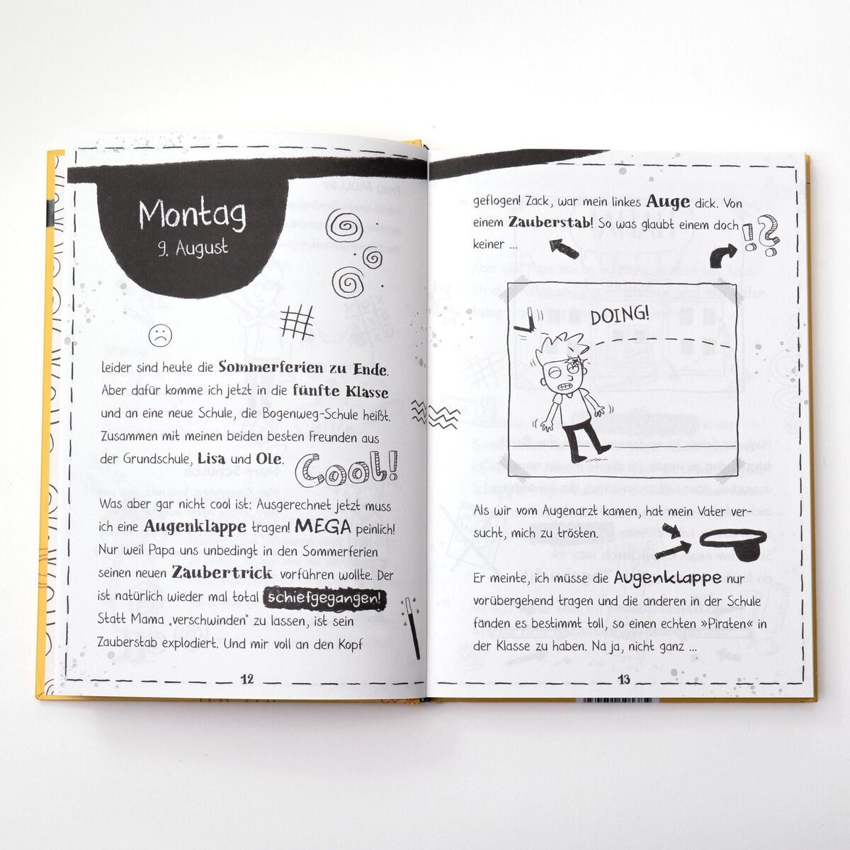 Ein aufgeschlagenes Kinderbuch mit dem Titel 'Sternbaum, Nico: Jimmy Fox. Magischer Volltreffer'. Die Seiten sind im illustrierten Tagebuchstil gestaltet mit Textpassagen, Comiczeichnungen und magischen Elementen. Die Farben des Buches sind hauptsächlich gelb, schwarz, weiß und grau.