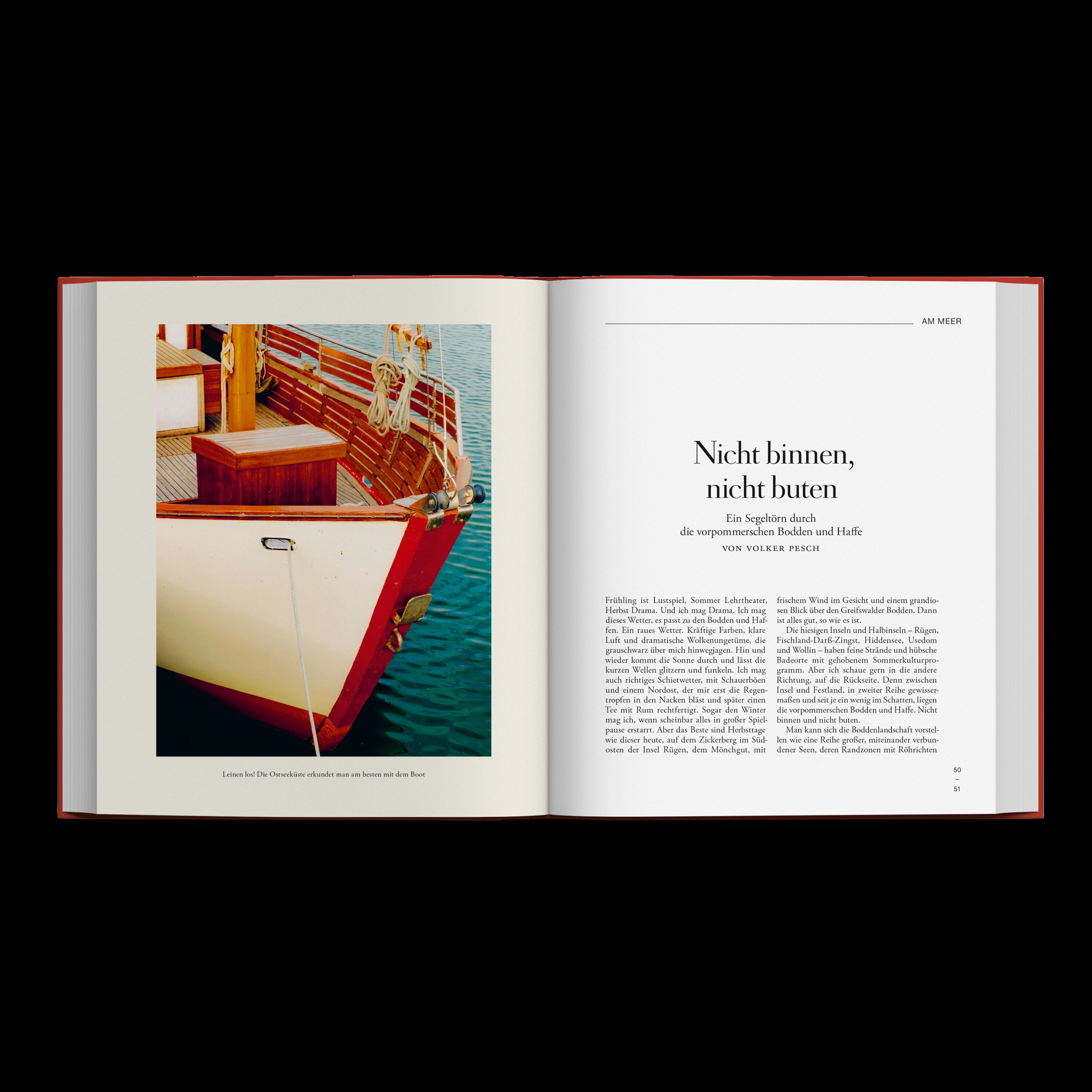 Aufgeschlagenes hochwertiges Hardcoverbuch der ZEIT-Edition »Hin und weg! 77 Lieblingsorte in Deutschland«. Linke Seite mit großformatigem Farbfoto eines Bootes am Steg, umgeben von blaugrünem Wasser und Sonnenlicht. Rechte Seite mit elegant gestaltetem Textbeginn und großzügigem Weißraum.