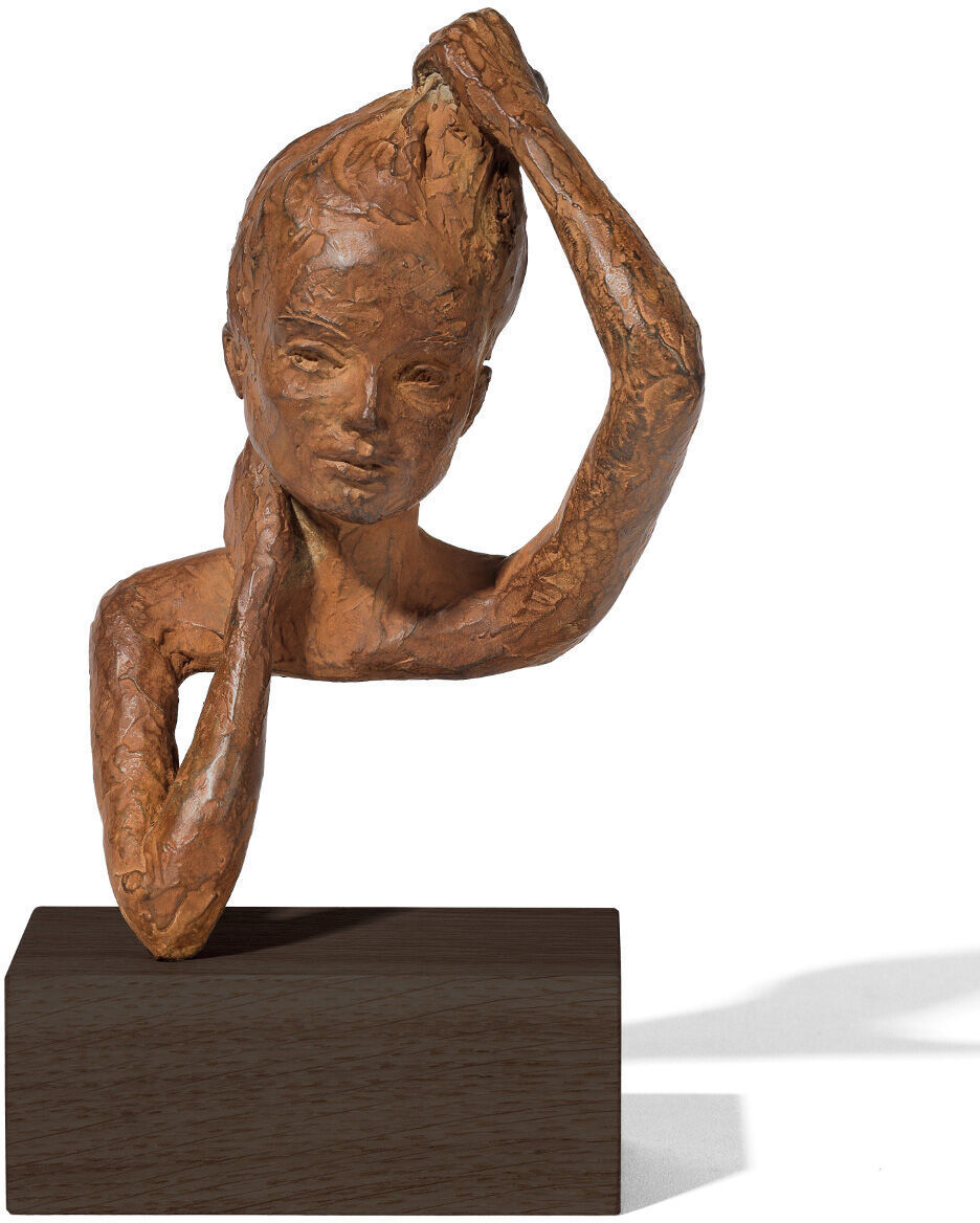 Eine ausdrucksstarke Skulptur aus Holz, die einen modernen, abstrakten Stil zeigt. Das Kunstwerk zeigt eine Figur, die auf einem quadratischen Sockel montiert ist. Die Figur hat eine warme braune Holzfarbe und eine markante Textur.