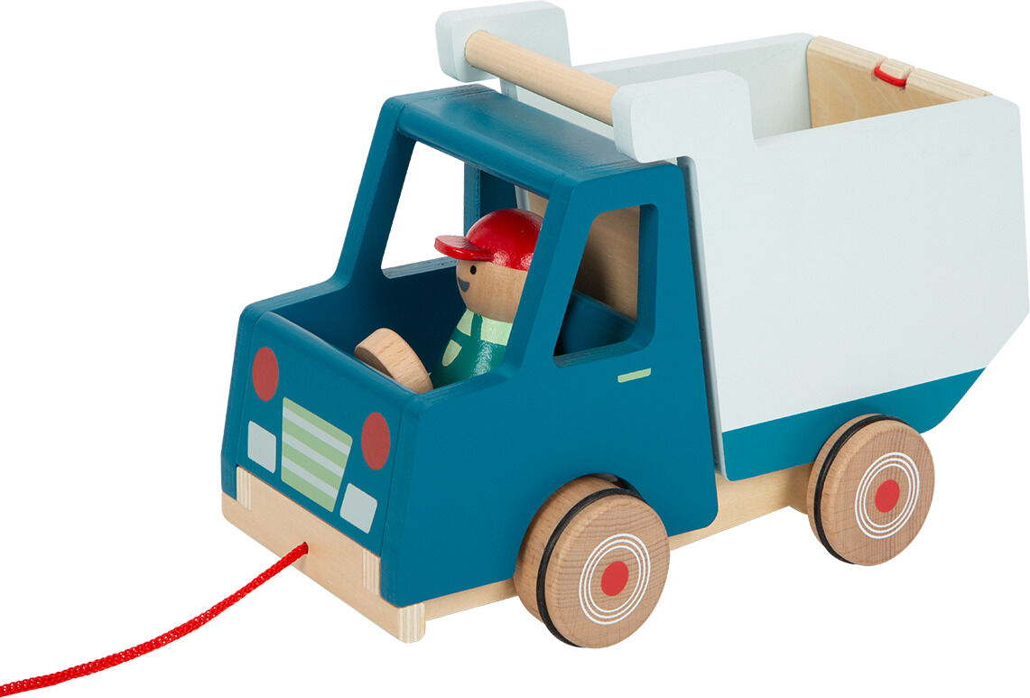 Ein farbenfrohes Nachziehfahrzeug in Form eines Kipplasters, aus Holz gefertigt. Das Spielzeug hat einen roten Faden zum Ziehen und ein kleines Männchen als Fahrer. Geeignet für Kleinkinder und fördert die Motorik.