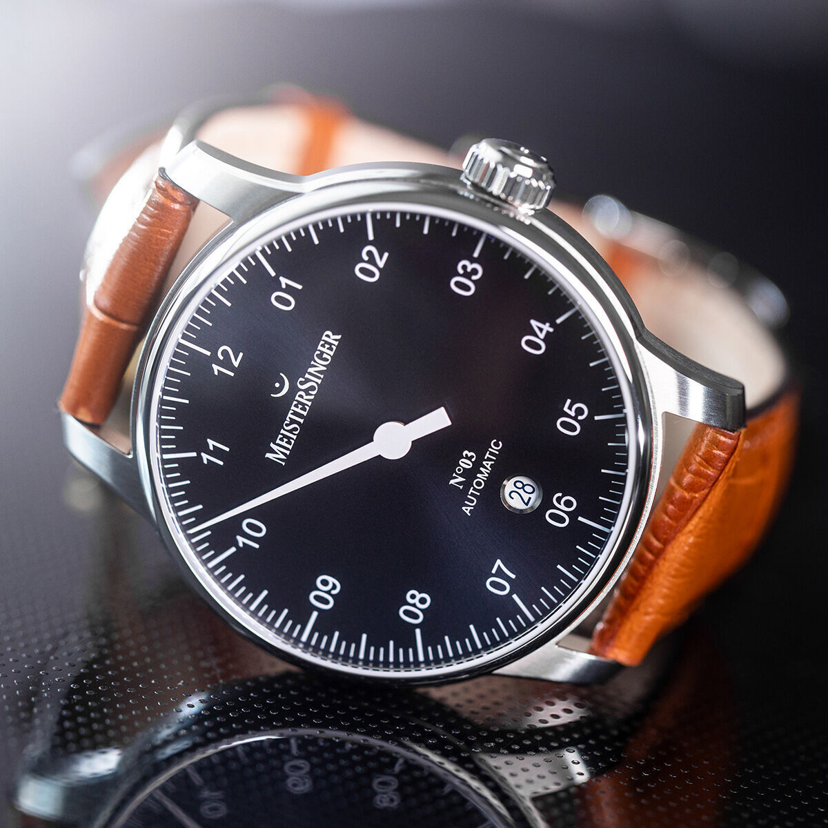 MeisterSinger ZEIT-Sonderedition »N°03«, eine elegante Automatikuhr mit einem schwarzen Ziffernblatt und einem braunen Lederarmband.