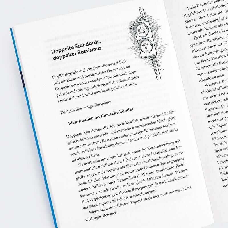 Ein aufgeschlagenes Buch, das den Titel 'Borcak, M: Mekka hier, Mekka da' trägt. Der Text auf der Seite spricht über doppelte Standards und Rassismus, insbesondere in Bezug auf muslimische Länder. Der Rand des Buches ist blau.