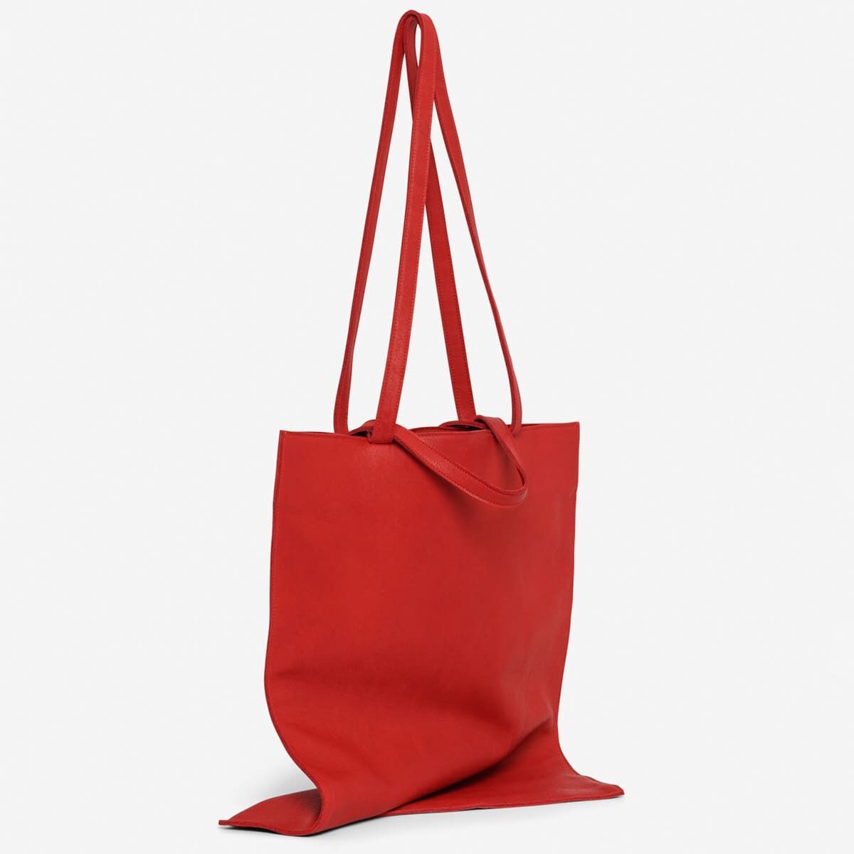 Eine stilvolle rote Ledertasche mit zwei langen Henkeln, perfekt für den täglichen Gebrauch und modebewusste Frauen.