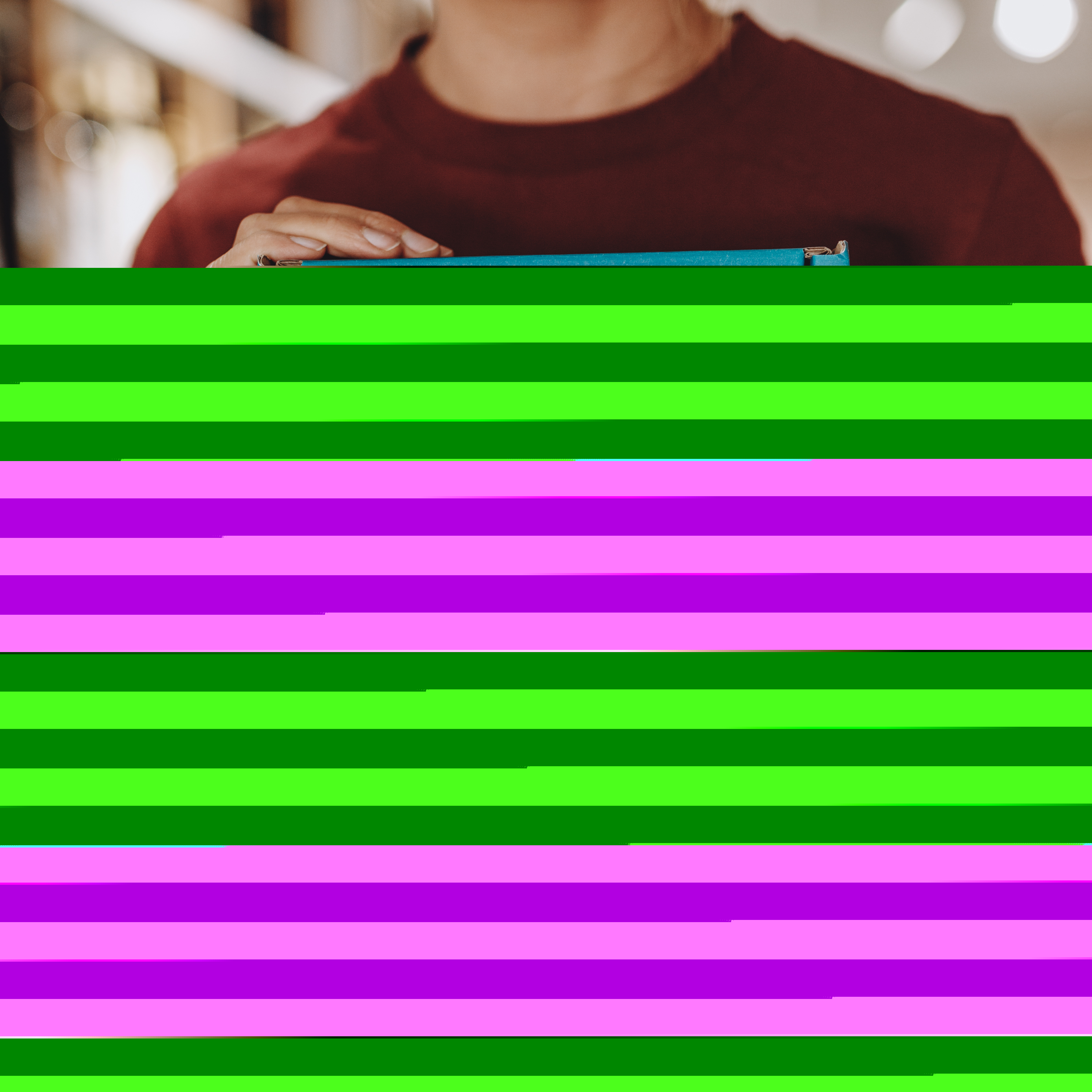 Eine Person hält ein türkisfarbenes Geschenkeset »Mediterrane Lieblinge« von Ölmühle Solling mit weißer Illustration von Kochbesteck und Kräutern auf der Verpackung, geeignet als Geschenk für Feinschmecker und Liebhaber mediterraner Küche.