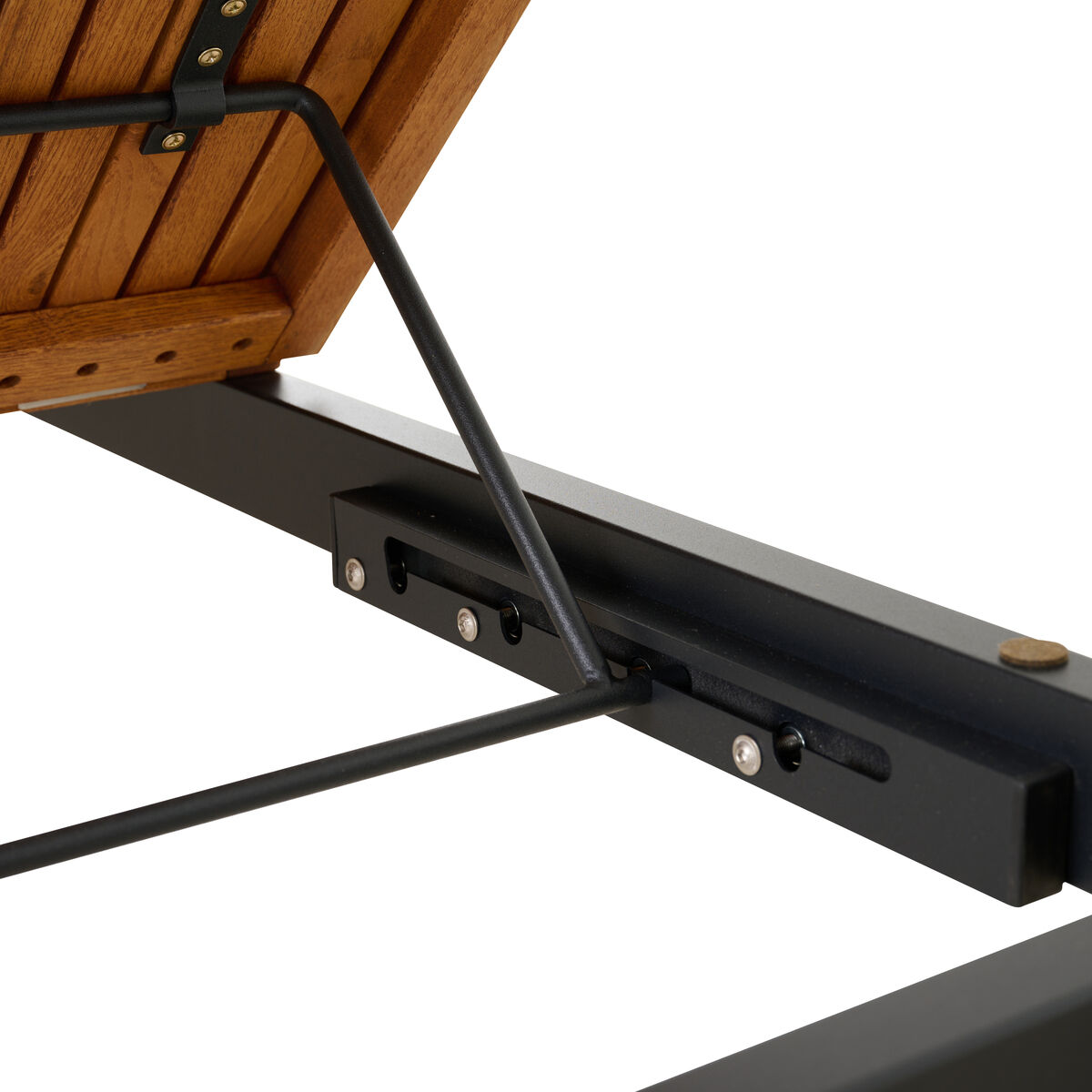 Nahaufnahme einer verstellbaren Outdoor-Rollliege aus Holz und Metall mit einer stabilen Konstruktion.