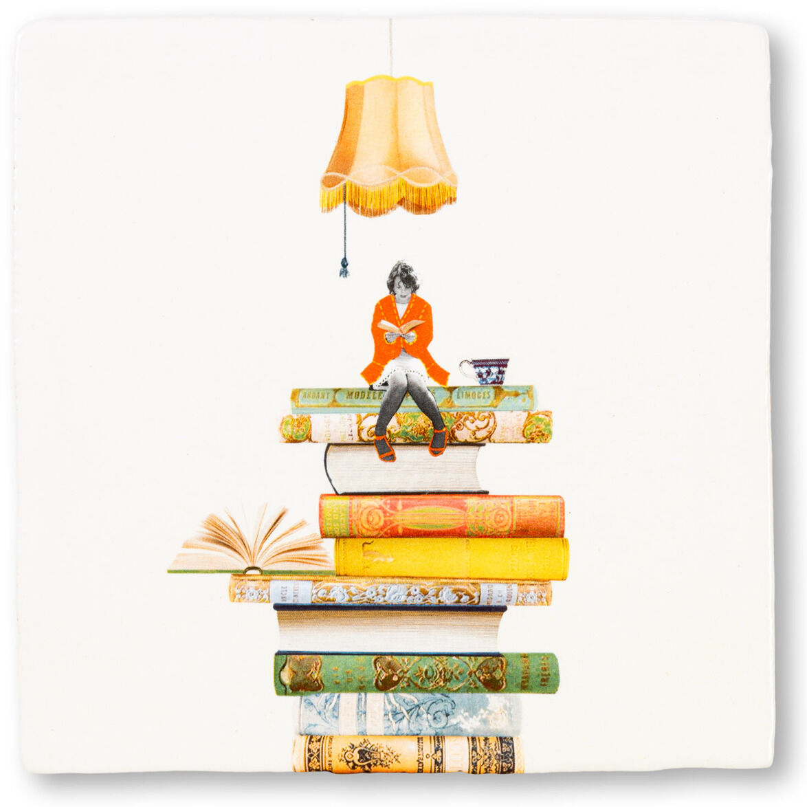 Quadratische Keramikfliese mit einem Bild einer kleinen, auf Bücherstapeln sitzenden Person. Oberhalb hängt eine Retro-Lampe im Vintage-Stil. Die Bücher sind in verschiedenen Farben wie Grün, Gelb, Orange und Blau gestaltet. Kleine Tasse auf dem obersten Buch.