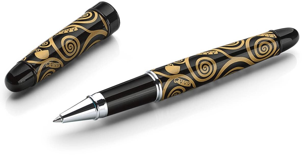 Ein eleganter Tintenroller mit schwarzer Oberfläche und goldenen Verzierungen im Stil des Baums des Lebens. Die Kappe liegt neben dem Stift. Ideal als luxuriöses Schreibgerät für stilvolles Schreiben.