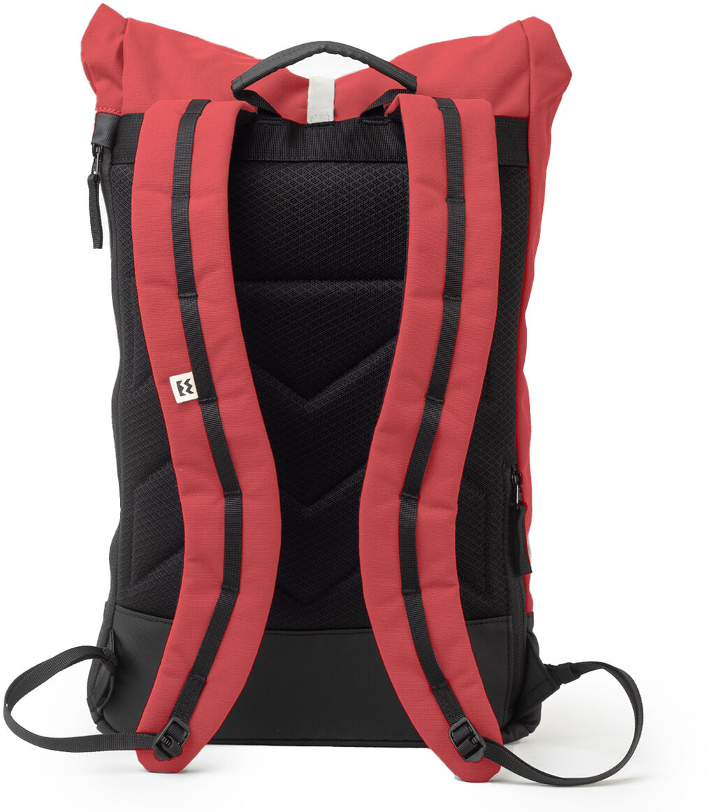 Ein moderner Rucksack mit der Bezeichnung 'Wanaka' in den Farben Rot, Schwarz und Weiß. Der Rucksack hat zwei gepolsterte Schultergurte und eine praktische Form, ideal für Outdoor-Aktivitäten und Reisen.