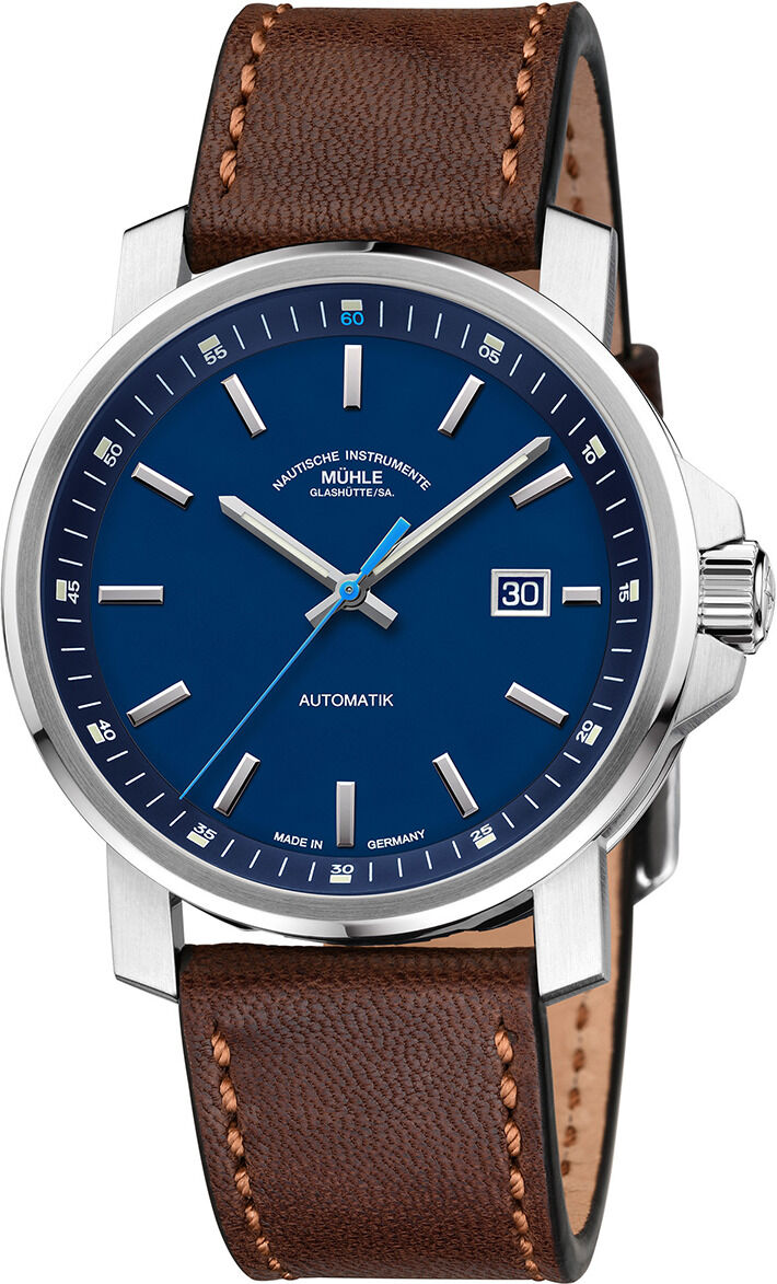 Eine ZEIT-Sonderedition »29er Big Deep Blue« von Mühle-Glashütte, dargestellt als elegante Armbanduhr mit einem blauen Zifferblatt, einem Edelstahlgehäuse und einem braunen Lederarmband.